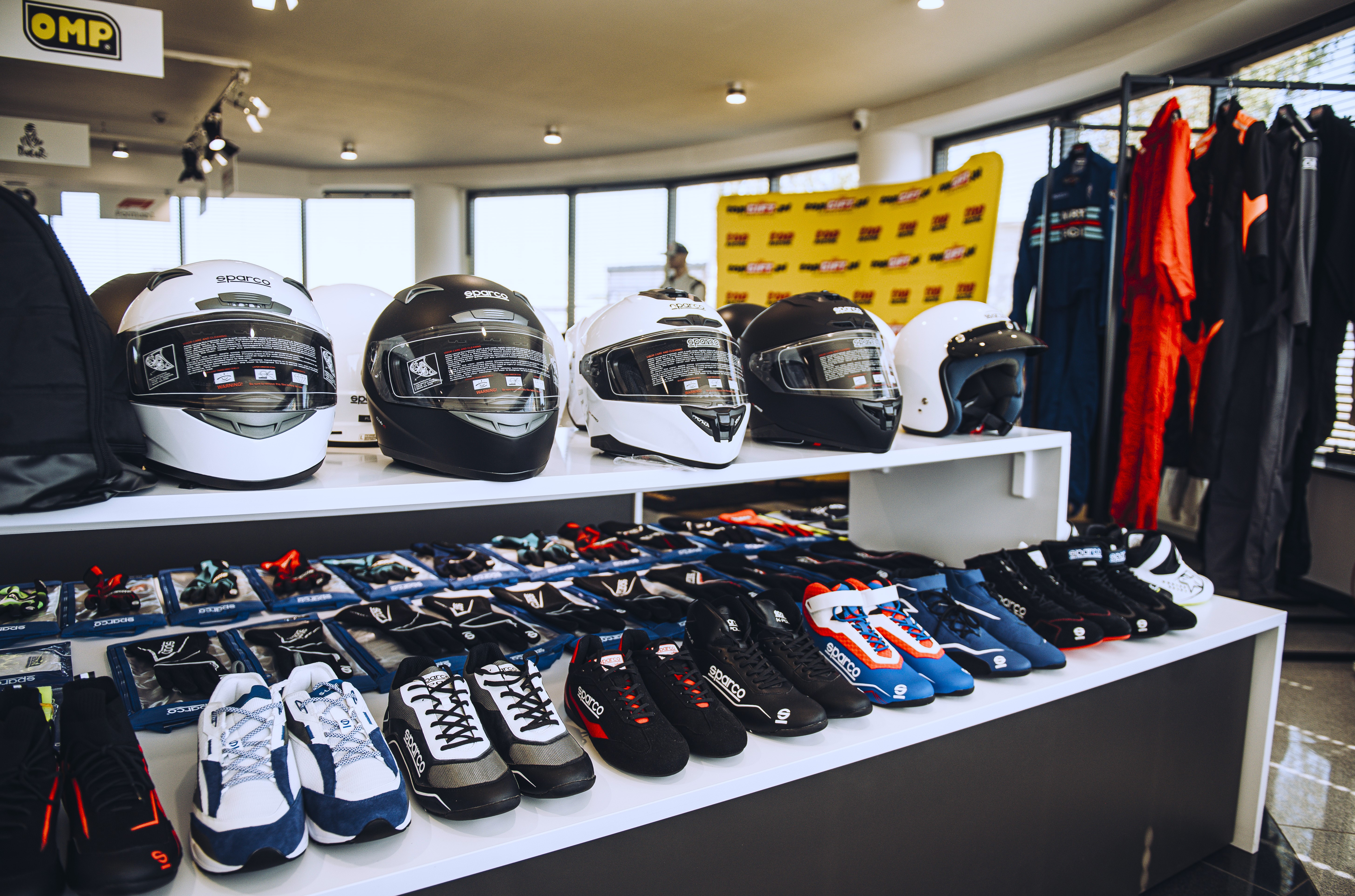 Showroom Top Racing, kaski i obuwie Sparco